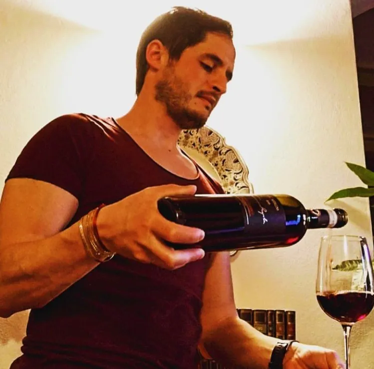 Andrea Isirdi durante il servizio del vino.