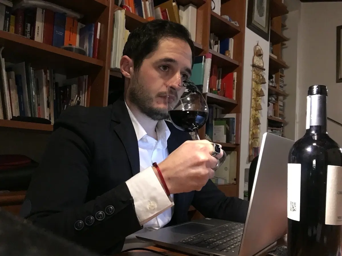 Andrea Isirdi durante una lezione di degustazione della Masterclass Sommelier Élite EnOlioWine.